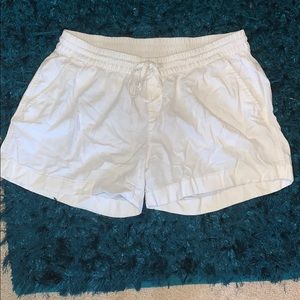 Linen white shorts with pockets